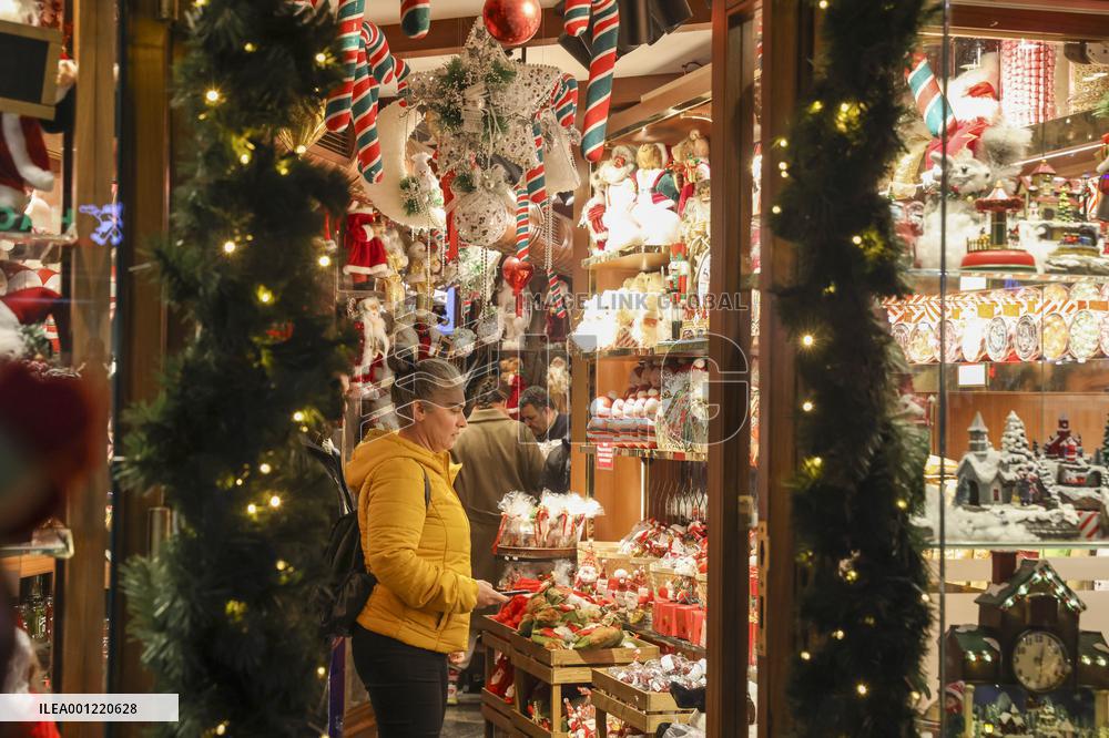 TÜRKIYE-ISTANBUL-HOLIDAY SEASON-SHOPPING