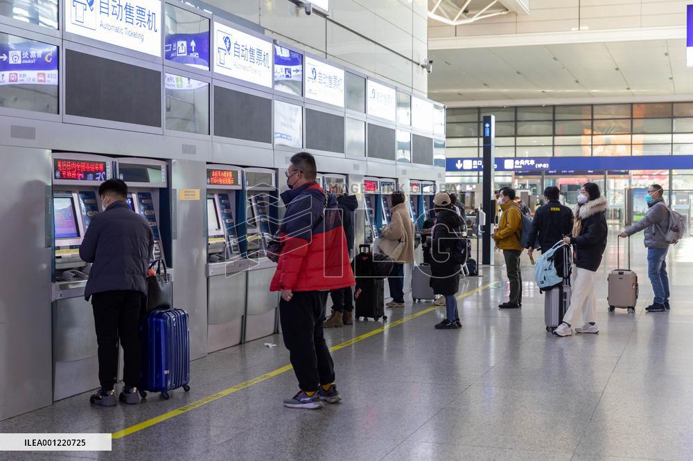 CHINA-SHANGHAI-SPRING FESTIVAL-TRAVEL RUSH-TRAIN TICKETS-SALE (CN)