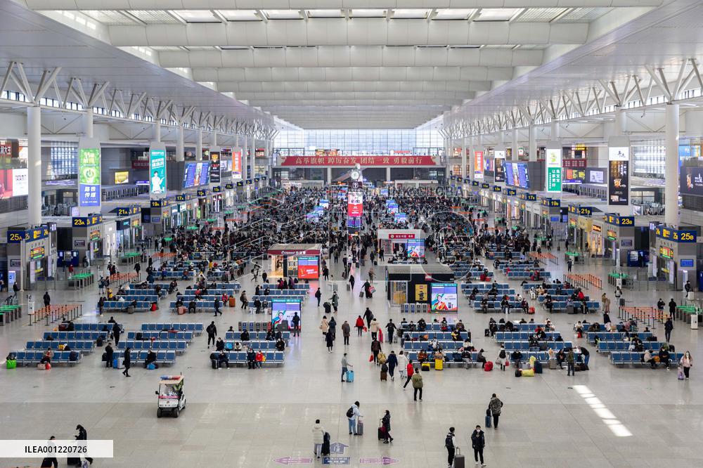 CHINA-SHANGHAI-SPRING FESTIVAL-TRAVEL RUSH-TRAIN TICKETS-SALE (CN)