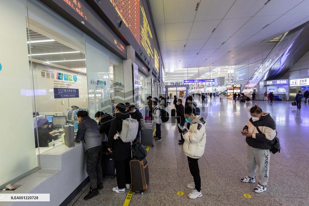 CHINA-SHANGHAI-SPRING FESTIVAL-TRAVEL RUSH-TRAIN TICKETS-SALE (CN)