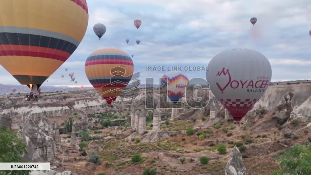 Türkiye's weak lira boosts tourists, revenues