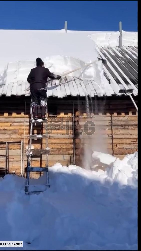 Snow comes tumbling down from rooftop like "mini-avalanche"