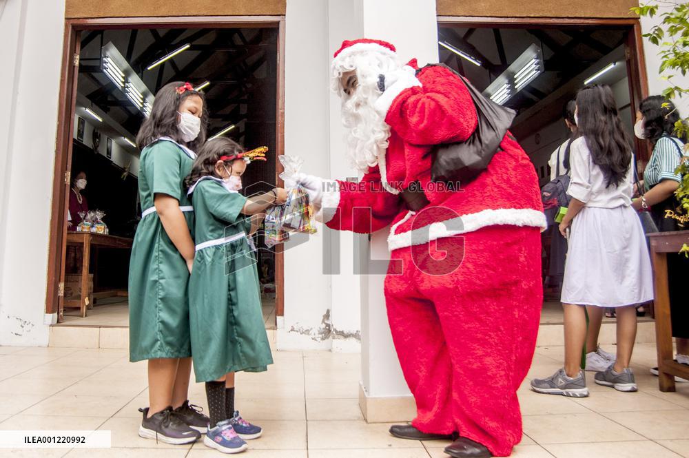 INDONESIA-CHRISTMAS-PRESENT