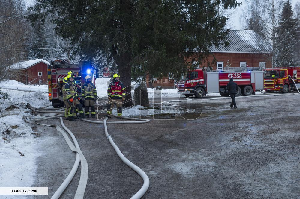Rautjärven kirkko palaa