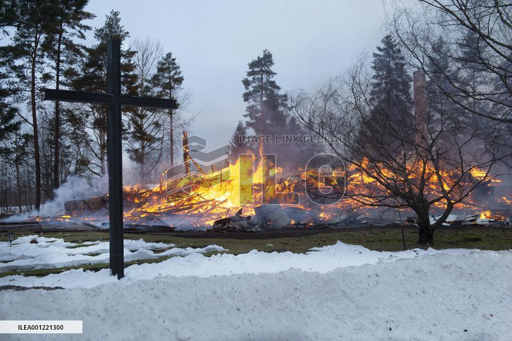 Rautjärven kirkko palaa