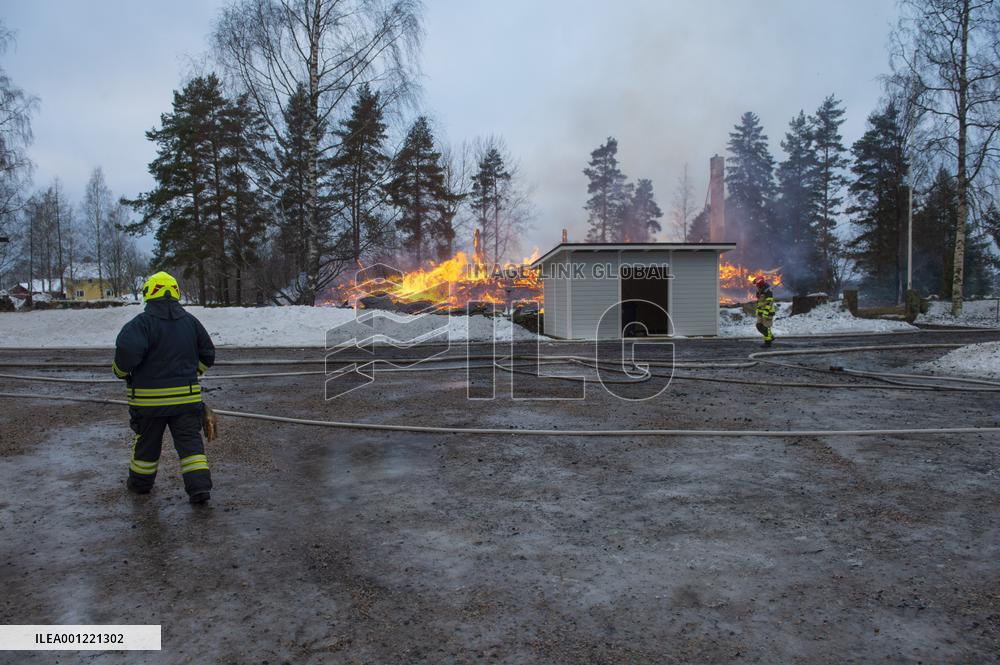 Rautjärven kirkko palaa