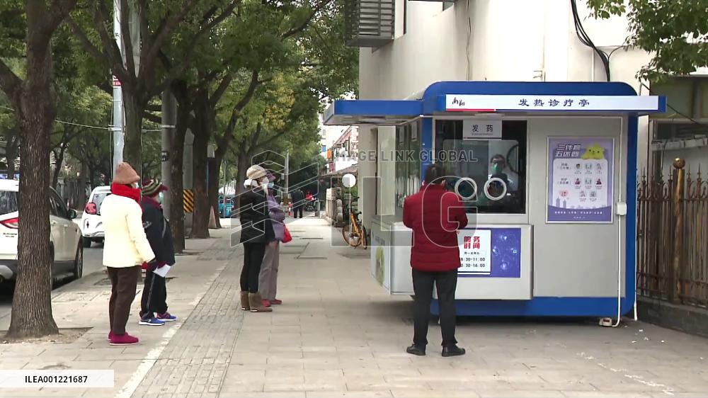 Shanghai turns nucleic acid testing booths into "fever clinics"