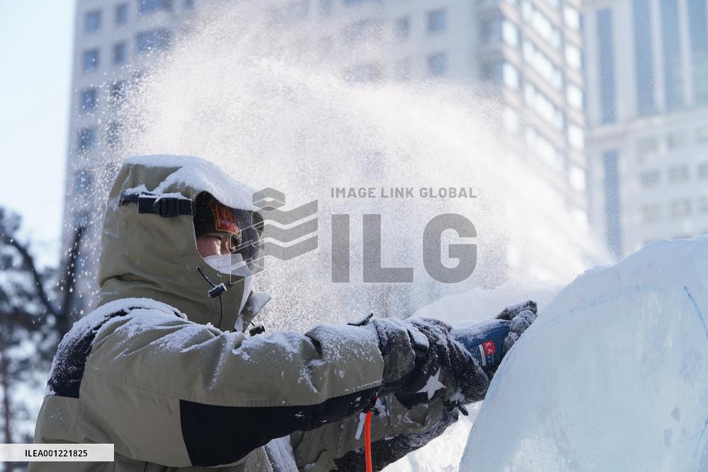 CHINA-HEILONGJIANG-HARBIN-ICE SCULPTURE-COLLEGE STUDENTS-COMPETITION (CN)
