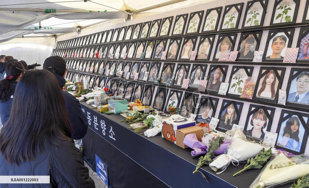 Mourning for Itaewon crush victims