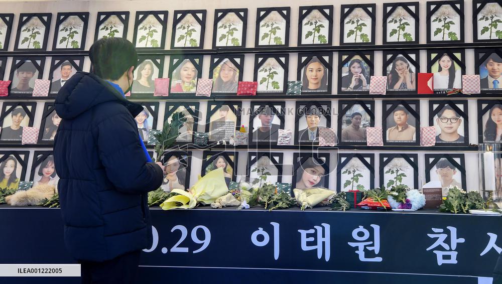 Mourning for Itaewon crush victims