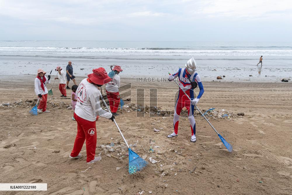 INDONESIA-BALI-TRASH CLEANING