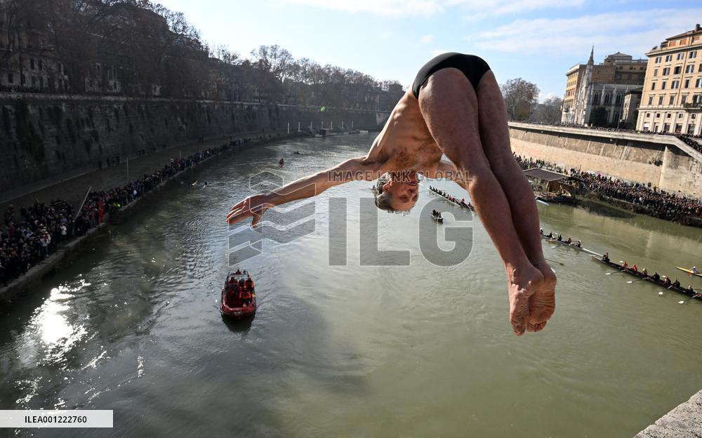 ITALY-ROME-NEW YEAR-DIVING