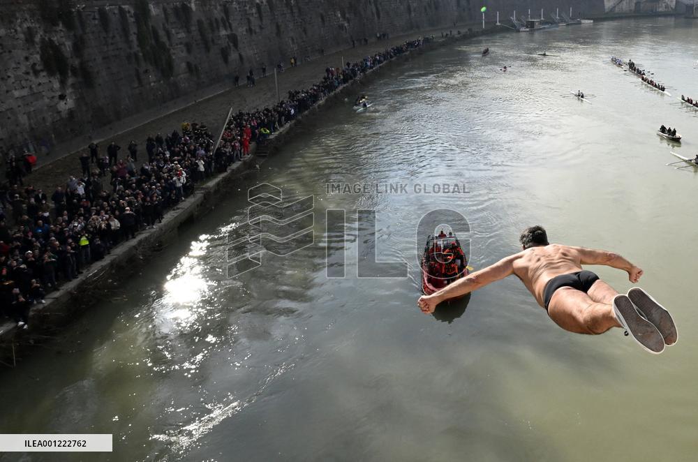 ITALY-ROME-NEW YEAR-DIVING