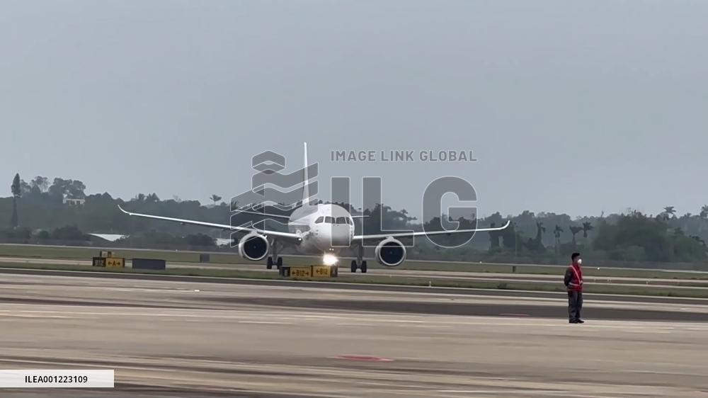 C919 jetliner arrives in south China's tropical island