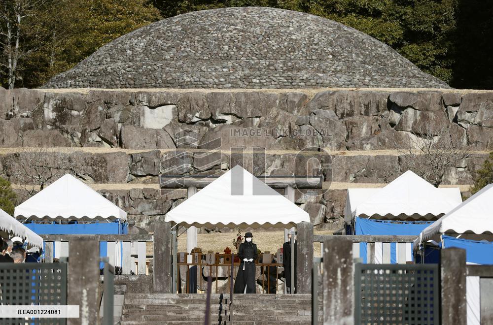 Princess Kako visits imperial graveyard