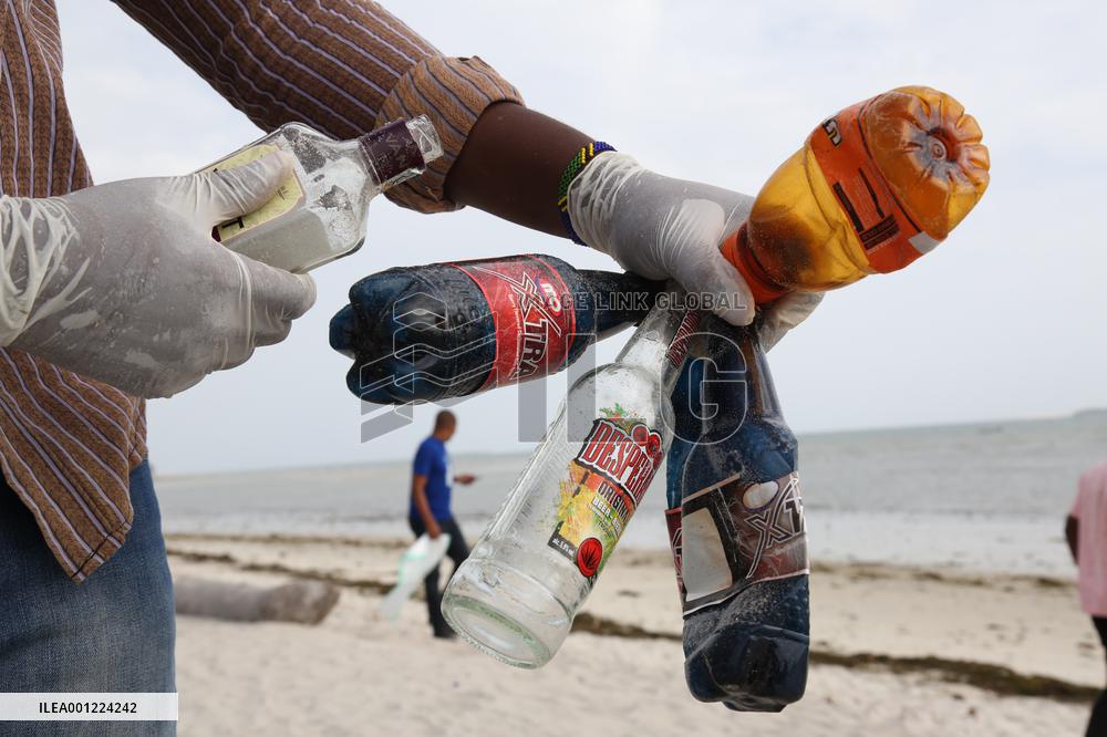 TANZANIA-DAR ES SALAAM-BEACH-CLEAN-UP