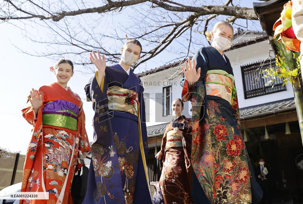 Ukrainian students in Japan