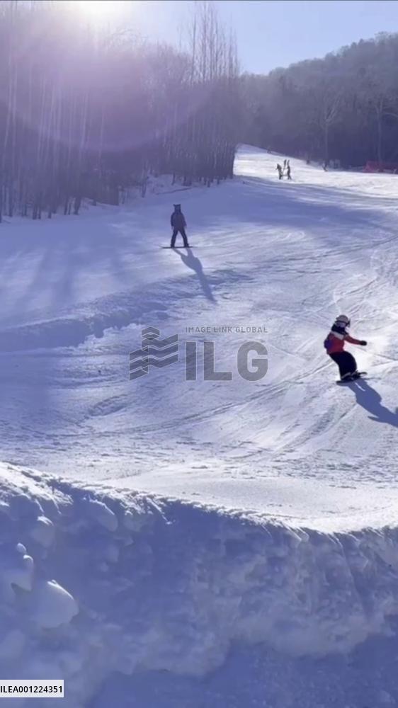 Young snowboarders show talents in NE China