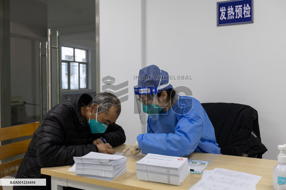 CHINA-SHANGHAI-COMMUNITY HEALTH CENTERS-COVID-19 DRUGS (CN)