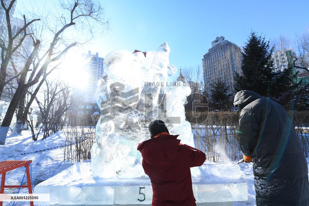 CHINA-HEILONGJIANG-HARBIN-ICE SCULPTURE-COLLEGE STUDENTS-CONTEST (CN)