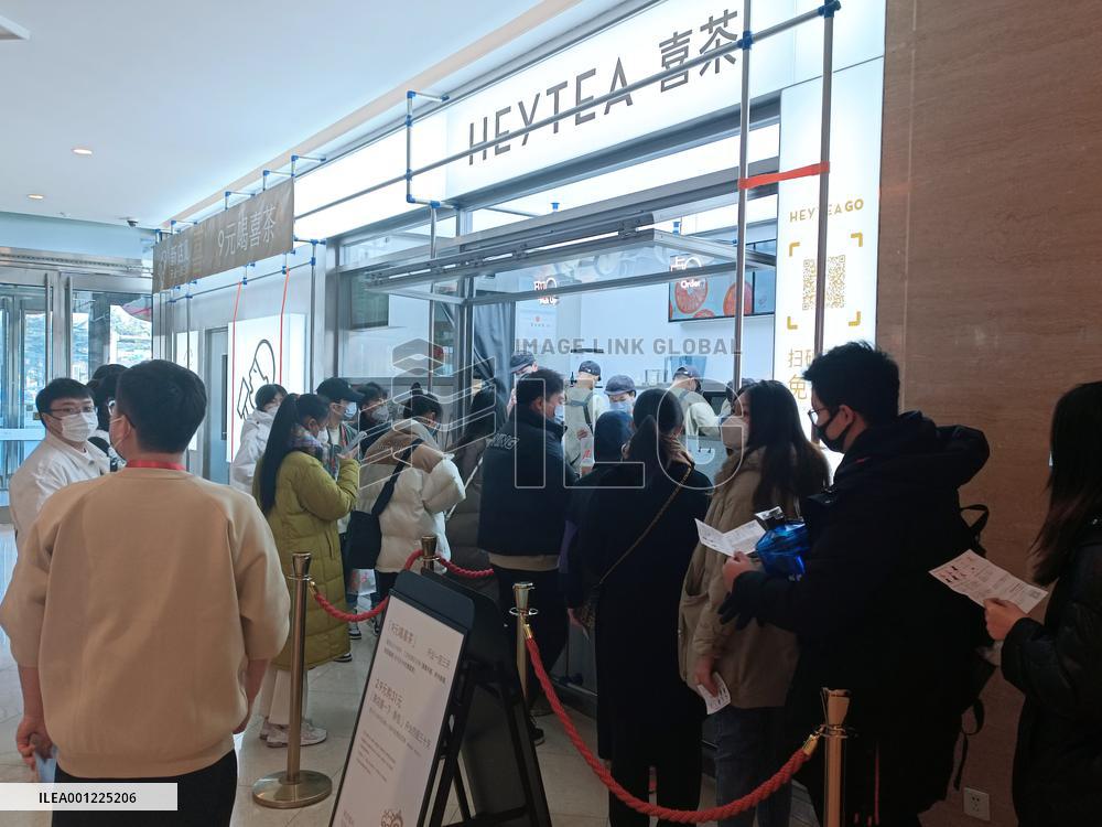 Xinhua Headlines: China's consumption gains steam as shopping, tourism, catering rebound