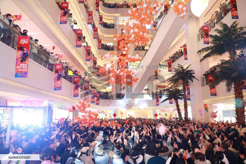 Xinhua Headlines: China's consumption gains steam as shopping, tourism, catering rebound