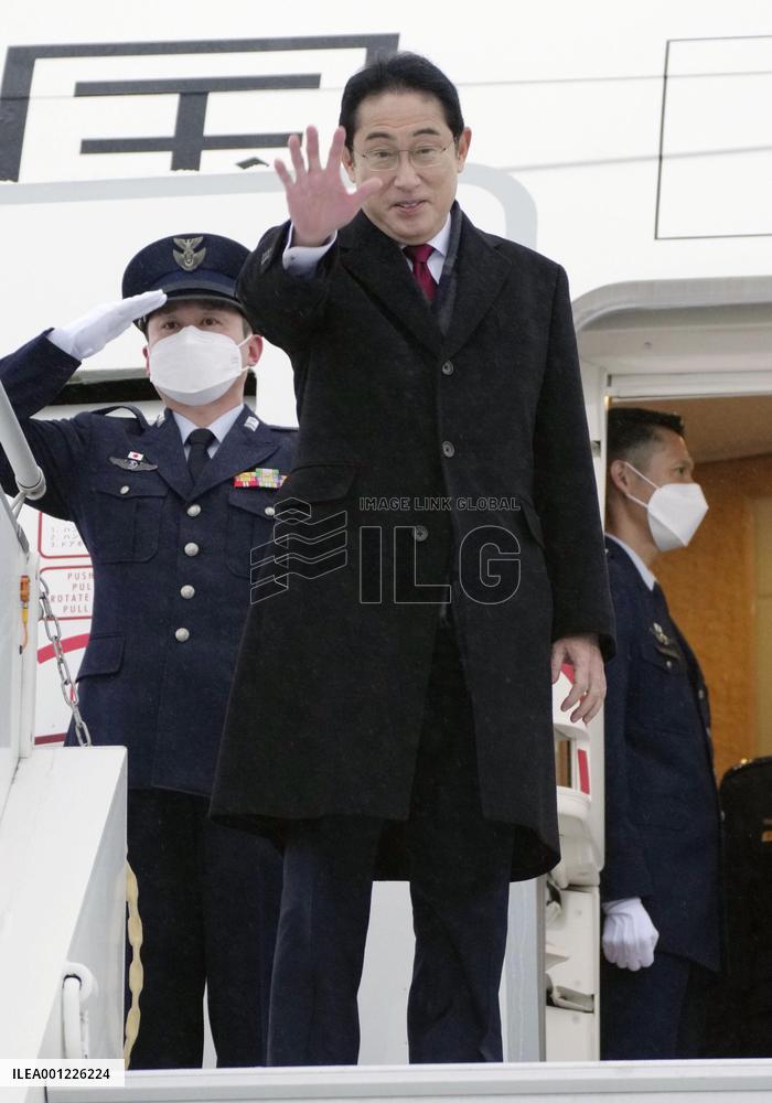 Japan PM Kishida leaves for U.S. from Canada