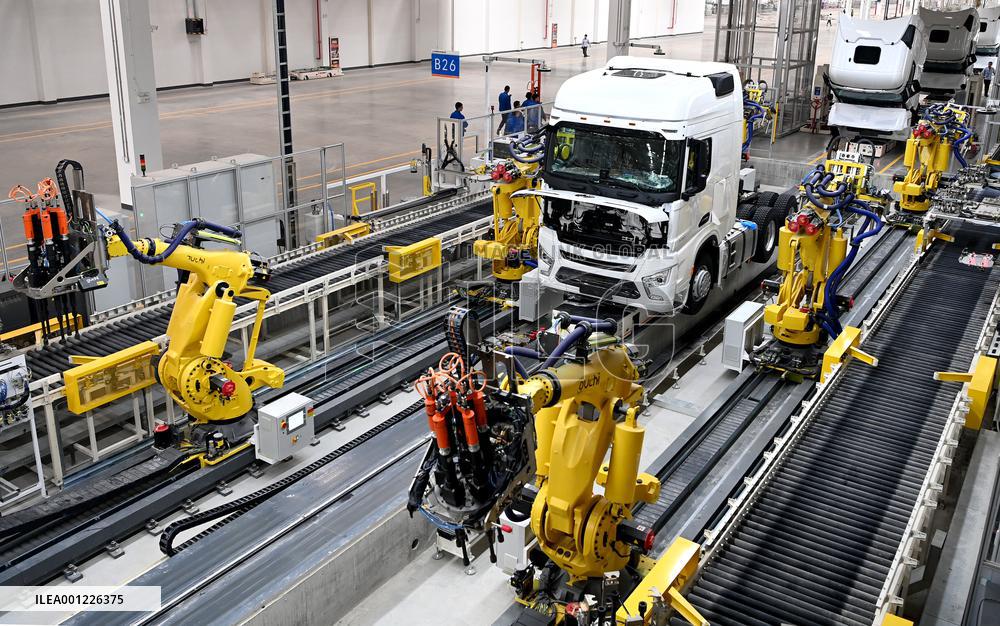 Xinhua Headlines: China's foreign trade hits record high in challenging year