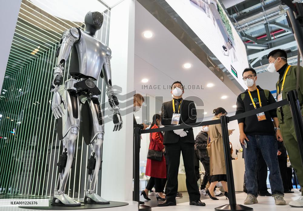 Xinhua Headlines: China's foreign trade hits record high in challenging year