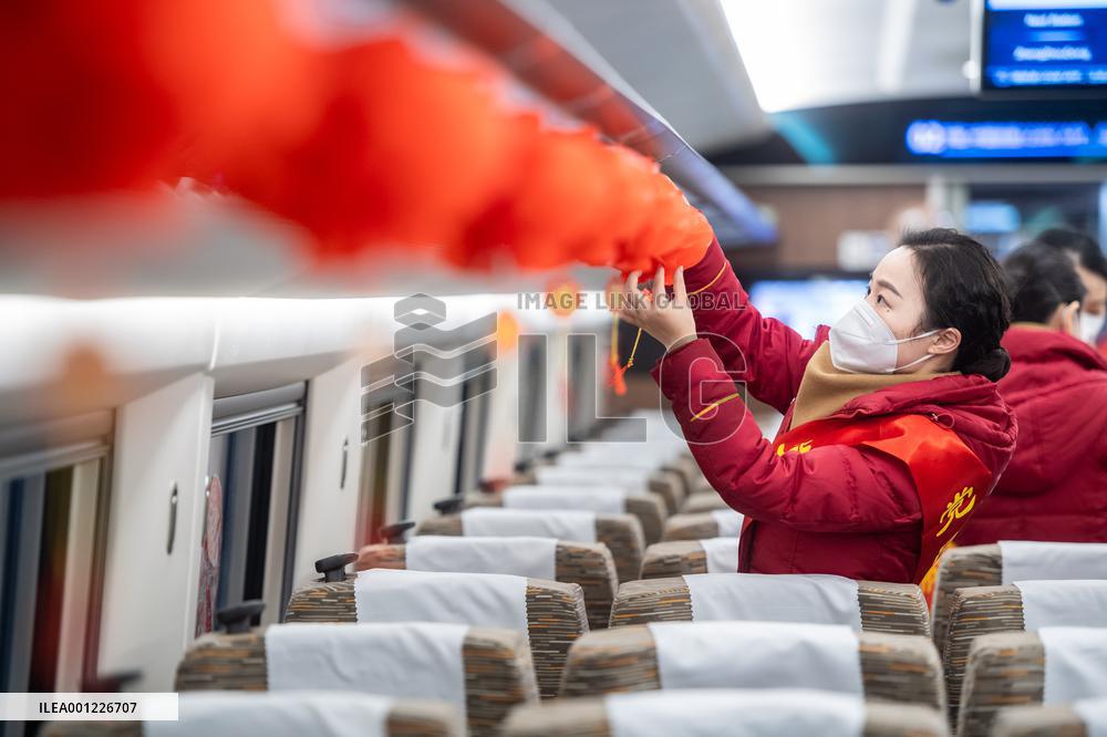 Xinhua Headlines: China strives to deliver smooth Spring Festival trips after COVID-19 response shift