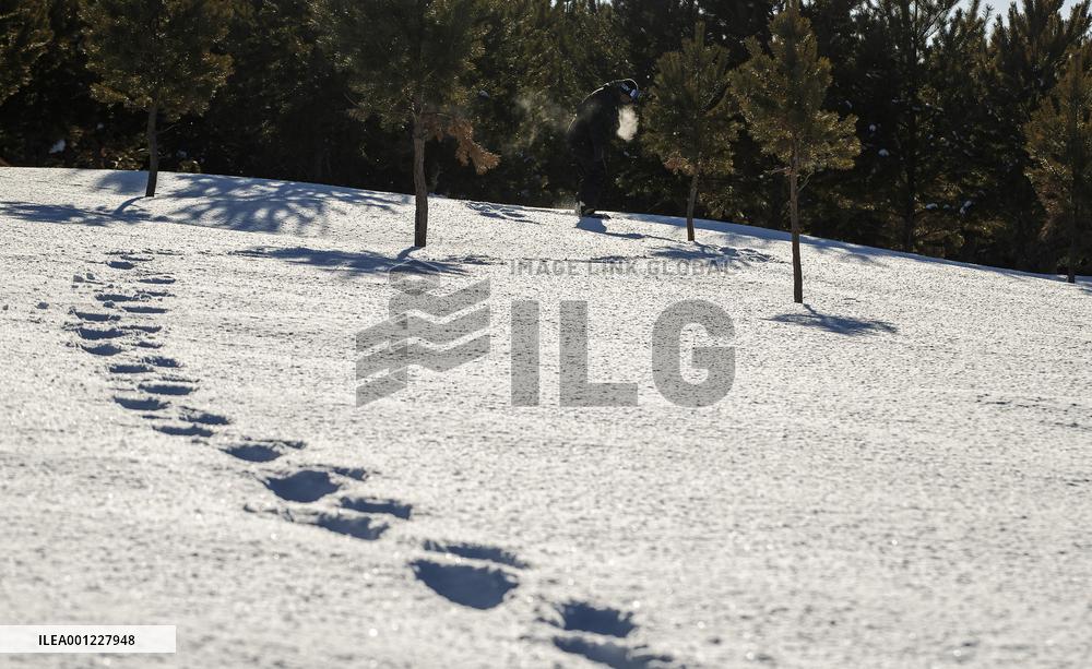 CHINA-INNER MONGOLIA-HULUN BUIR-SNOWBOARDING LOVER (CN)