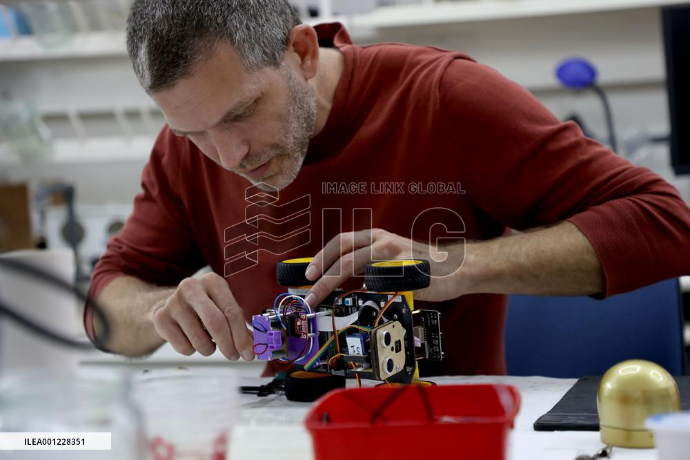 ISRAEL-TEL AVIV-SMELLING ROBOT
