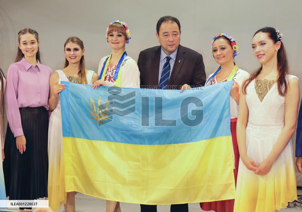 Ukrainian evacuee dancers make donation