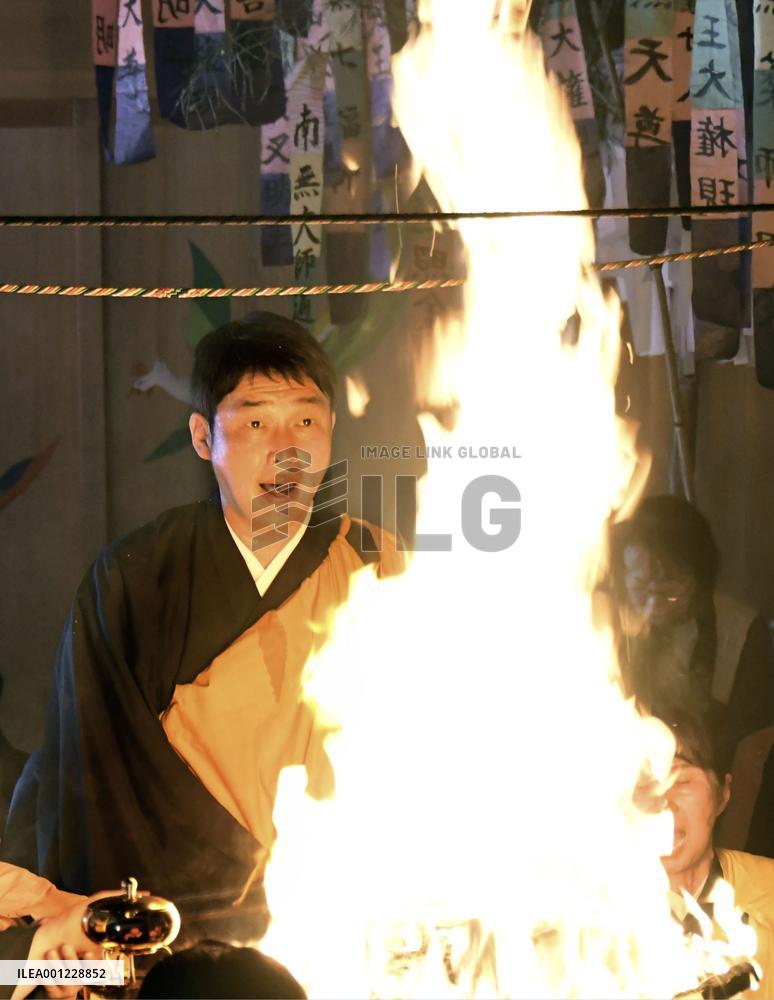 Carp manager's mental training in front of fire