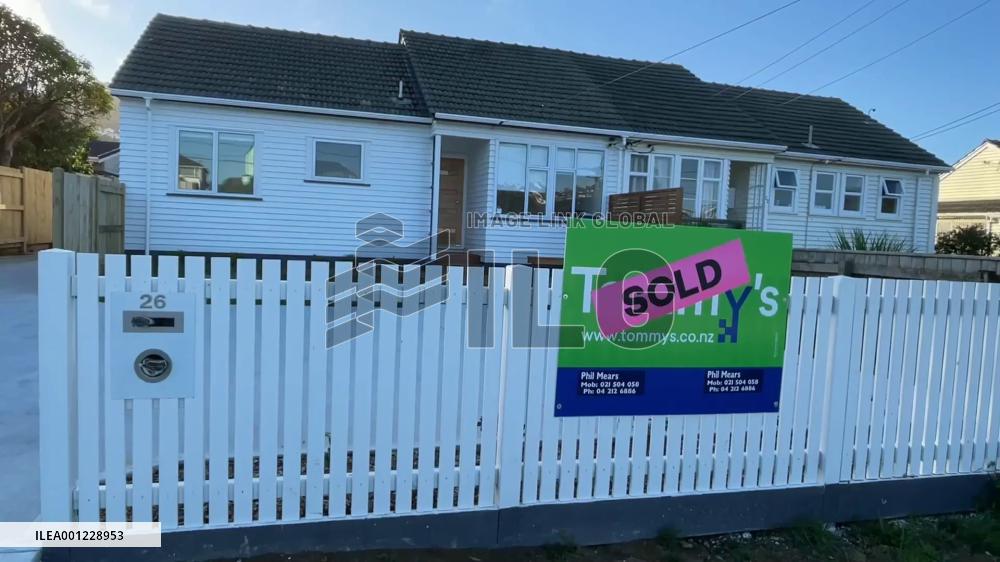 New Zealand house prices still declining