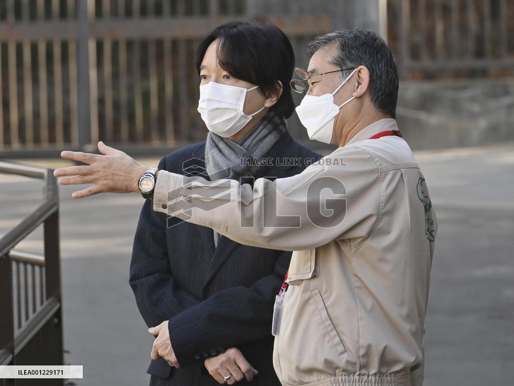 Japanese crown prince visits zoo