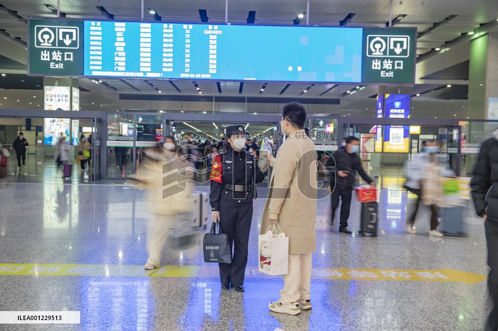 CHINA-CHONGQING-RAILWAY-FEMALE POLICE OFFICERS (CN)