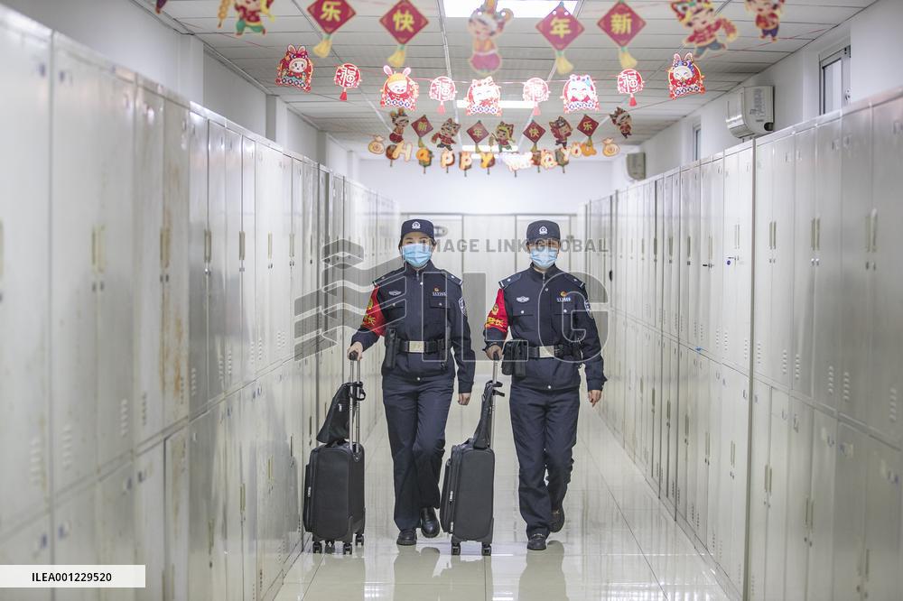 CHINA-CHONGQING-RAILWAY-FEMALE POLICE OFFICERS (CN)