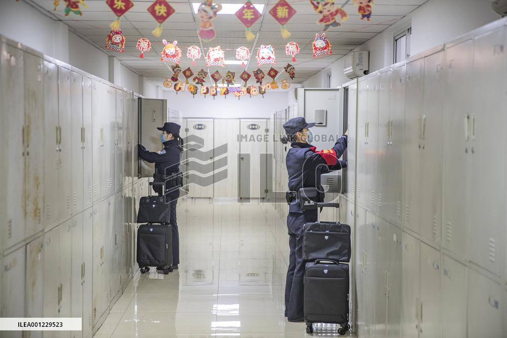 CHINA-CHONGQING-RAILWAY-FEMALE POLICE OFFICERS (CN)