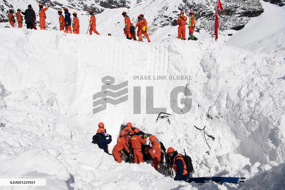 CHINA-TIBET-NYINGCHI-AVALANCHE-RESCUE (CN)