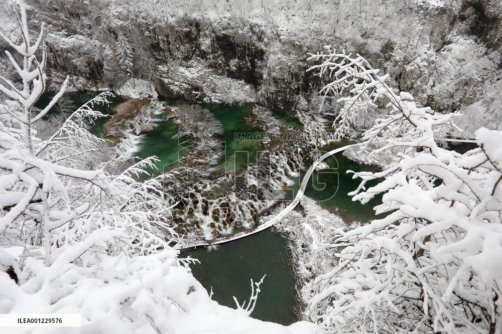 CROATIA-PLITVICE LAKES NATIONAL PARK-SNOW