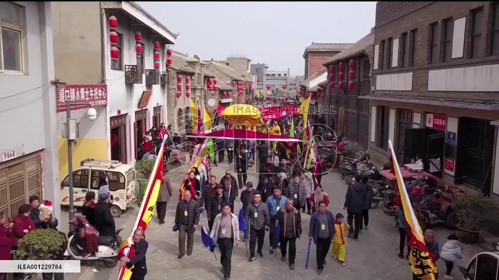 Ancient town in central China welcomes Spring Festival with intangible cultural heritage