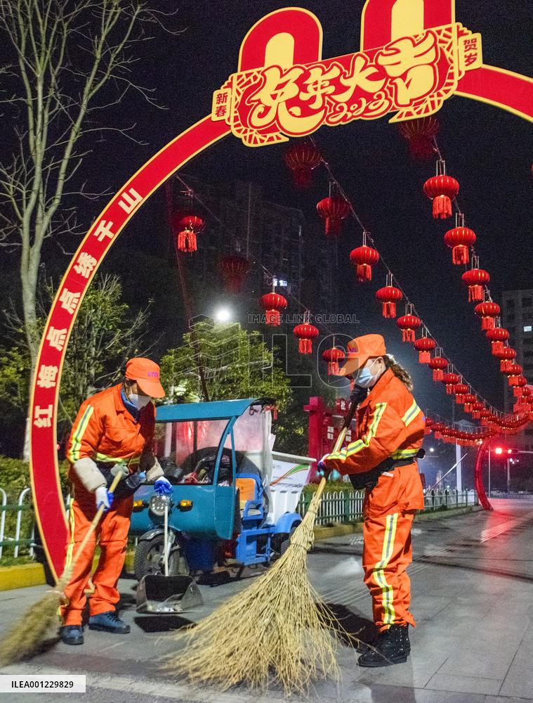 #CHINA-CHINESE NEW YEAR'S EVE-STAFF ON DUTY (CN)