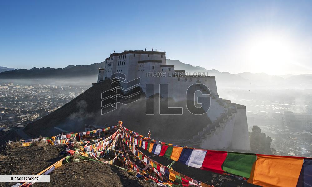 (InTibet) CHINA-TIBET-XIGAZE-NEW YEAR-PRAYER FLAG (CN)