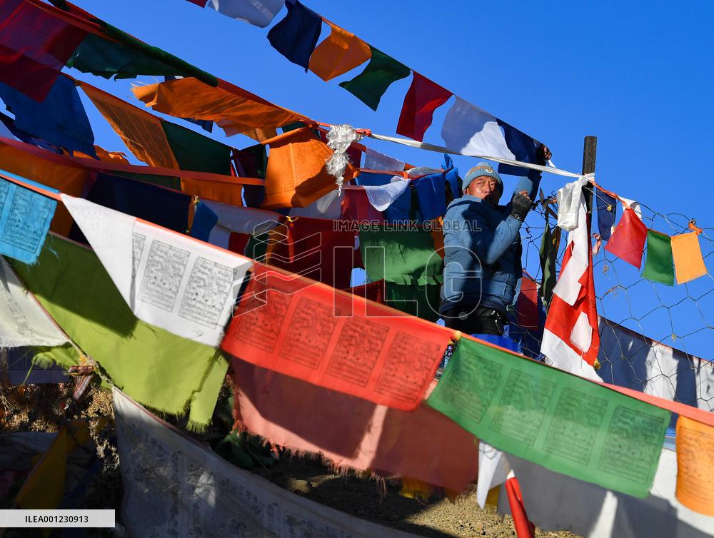 (InTibet) CHINA-TIBET-XIGAZE-NEW YEAR-PRAYER FLAG (CN)