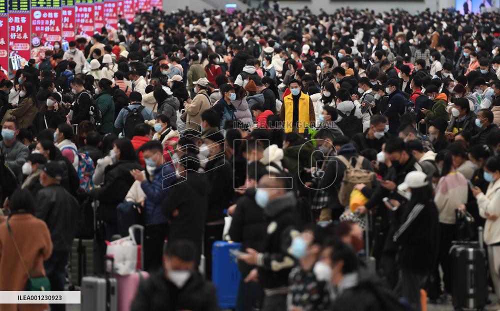 Xinhua Headlines: China seizes Spring Festival to heat up tourism, consumption