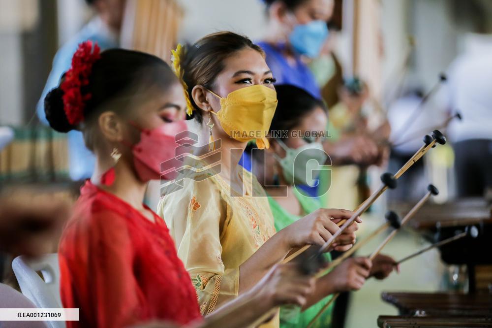 PHILIPPINES-PASAY CITY-CHINA-TOURISTS-ARRIVAL