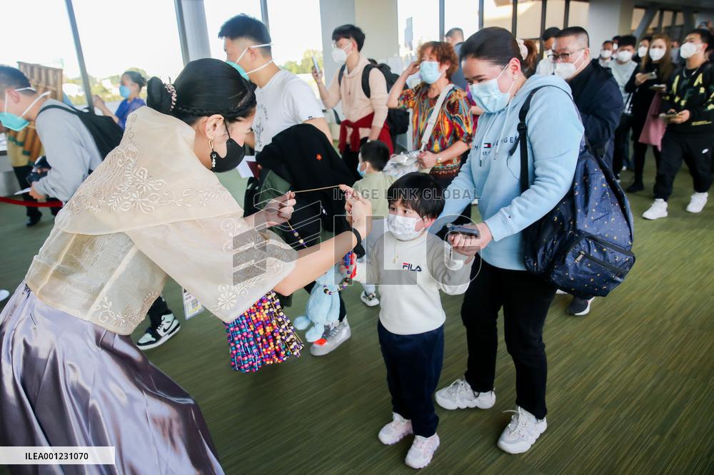 PHILIPPINES-PASAY CITY-CHINA-TOURISTS-ARRIVAL