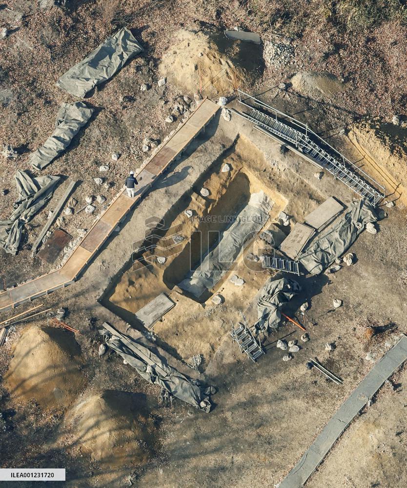 Mirror, sword unearthed from ancient Japan tomb