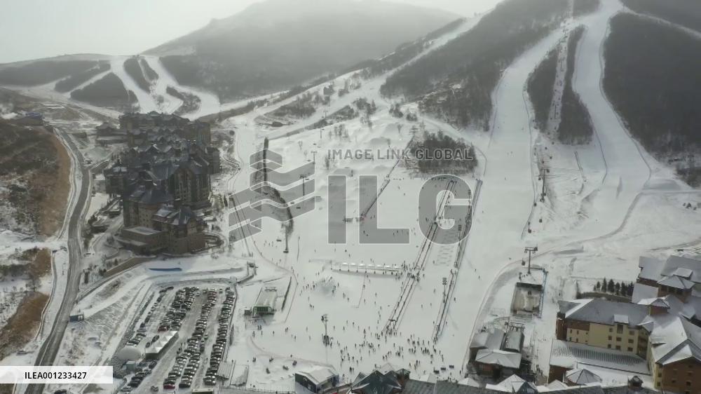 Ice and snow sports turn popular in China's Hebei during Spring Festival